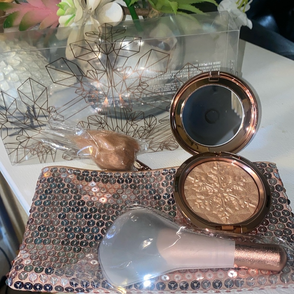 Mac cosmetics Make Up Bundle Gift Set Brush- Bag-foundation